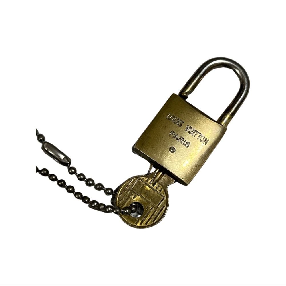Authentic Louis Vuitton Vintage lock and key set in gold in Set 215